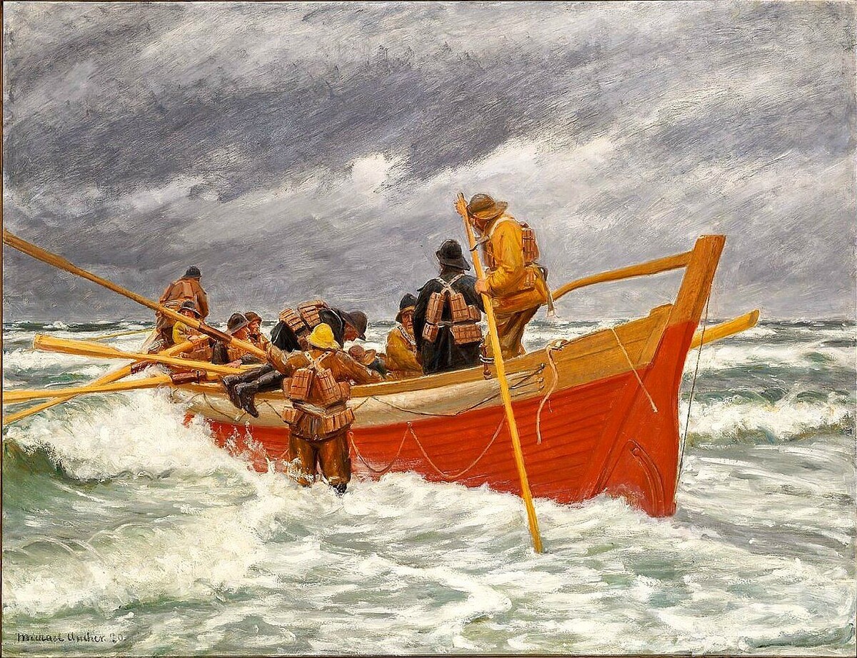 Красная спасательная лодка выходит в море