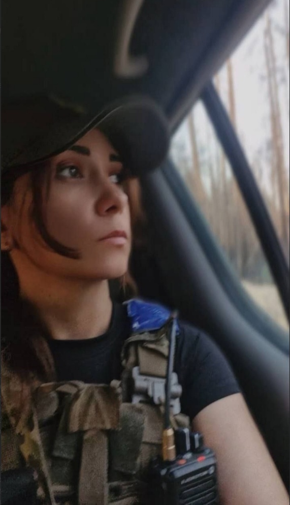 Демократия зае*ала, всех нужно бросить на фронт, все должны понимать, что если хоть слово вякнешь против военного или ТЦК, тебя тоже на фронт. Гражданским ‘существам’ она угрожает, что военные вернутся и наведут порядок, как надо. 

Я хочу. Я требую жёсткий закон мобилизации. Мне плевать, чья черешня не может или не хочет.

Я хочу, чтобы начали трясти блогеров, певцов ртом, юмористов, стендаперов, помощников госслужащих — чтобы всех на*уй на полигон, а потом на фронт.

Я хочу, чтобы трясли откормленных быков в ресторанах, так называемых волонтёров, качков в спортзалах, невинных мотоциклистов, любителей форсажей ночного города.

Я хочу, чтобы каждый знал и чётко понимал ответственность за неявку, чтобы были жёсткие законы ответственности.