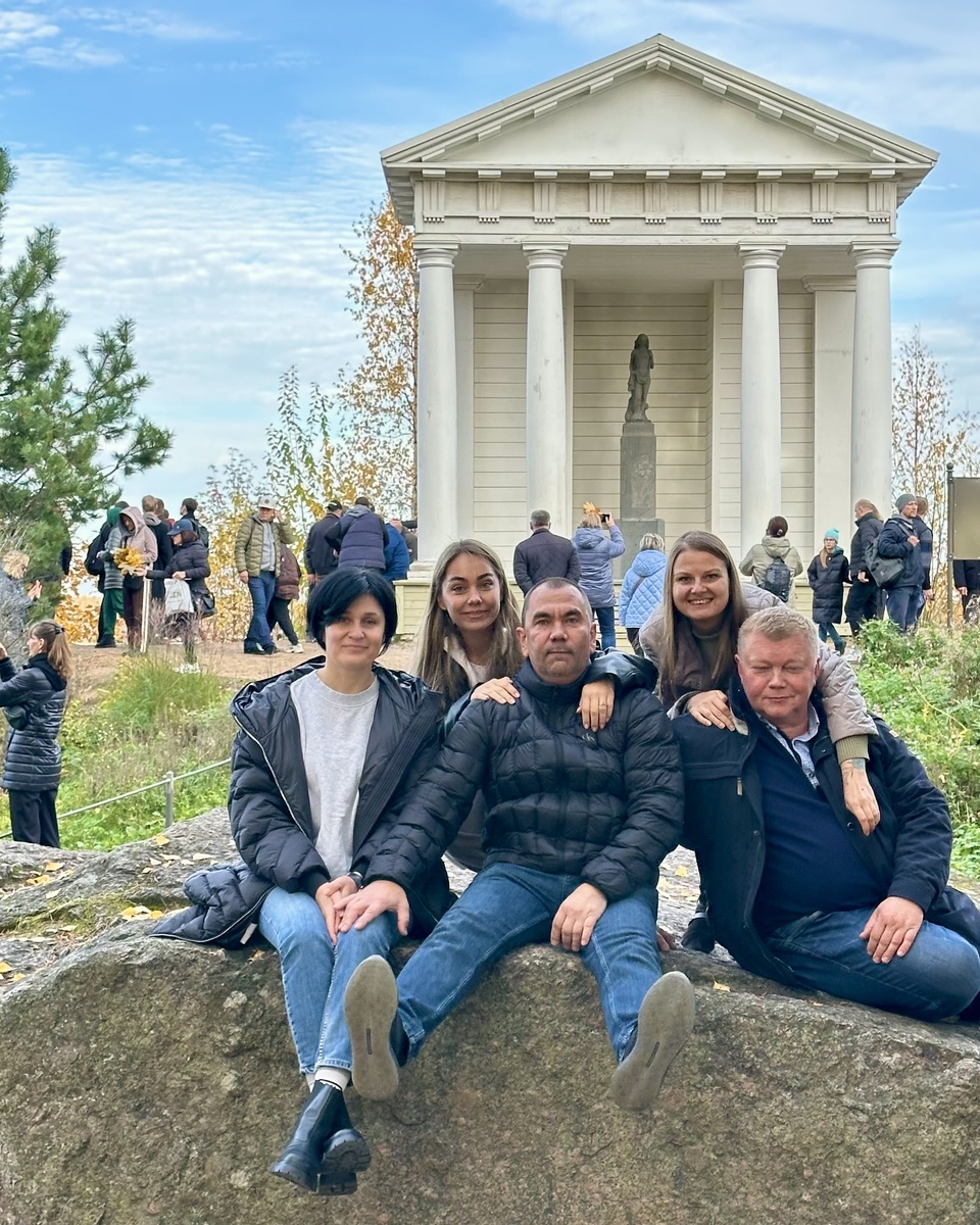 Мы в Выборге в октябре. С нами их дочь. 