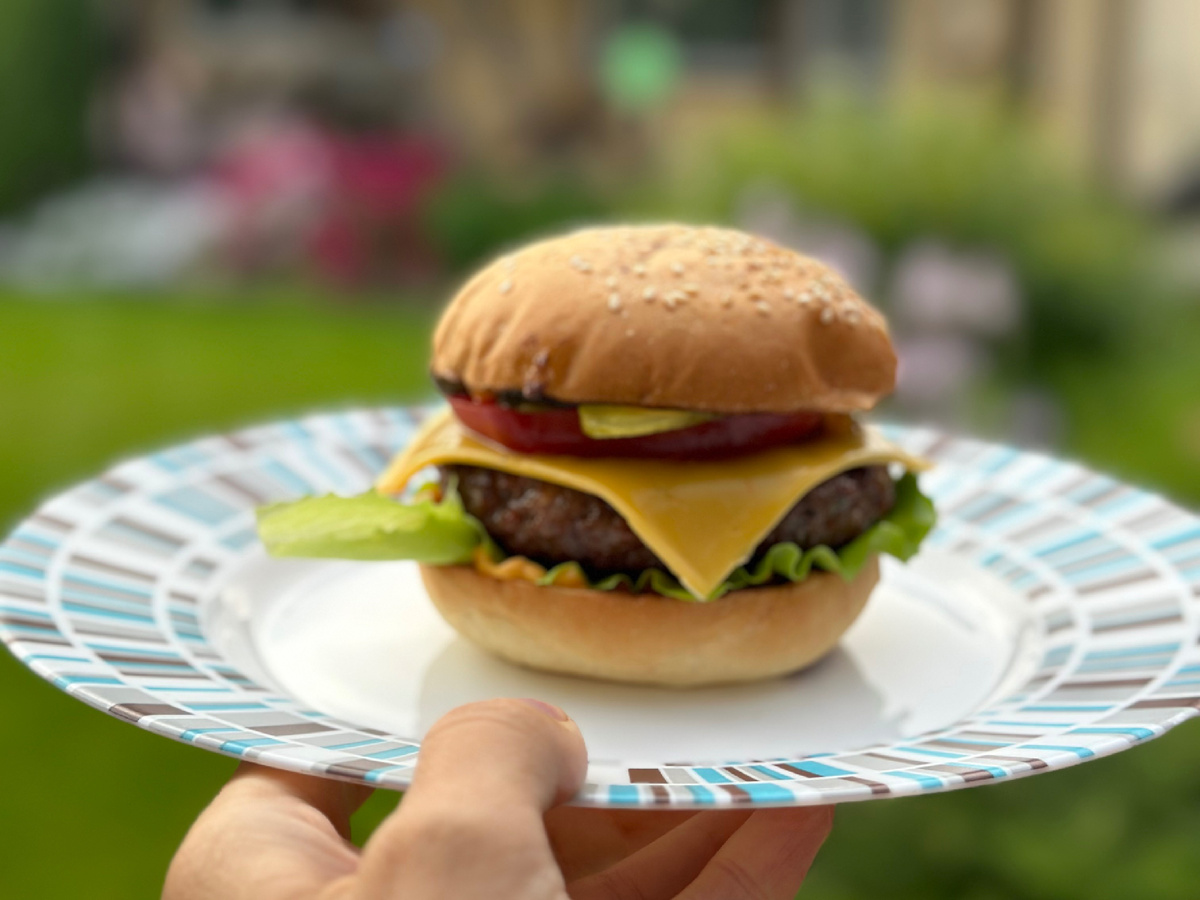 Котлеты на огне жарили на чугунной решетке