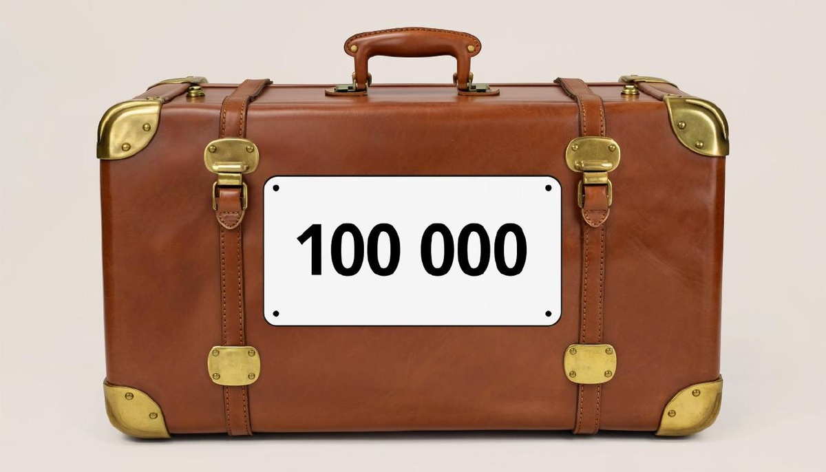 На самом деле современные 100 000 рублей легко поместятся в карман.