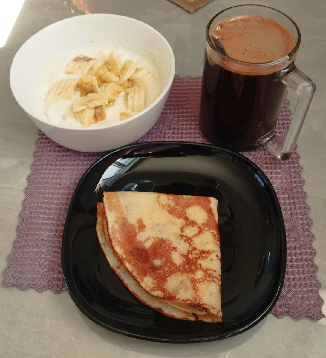 Завтрак наглого организЬма: манная каша с бананом, блин, кофе. 