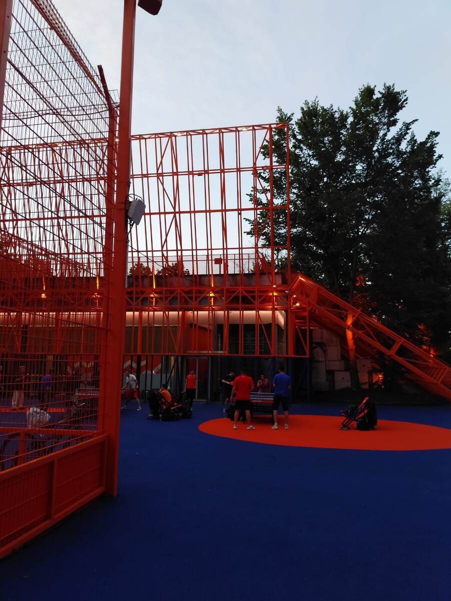 Столы для тенниса не пустуют даже вечером