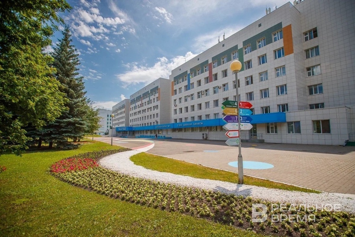    В 1990-м Гульнара Зайнетдинова пришла работать в ДРКБ Татарстана — и остается здесь уже тридцать шесть лет!. Владимир Васильев / realnoevremya.ru