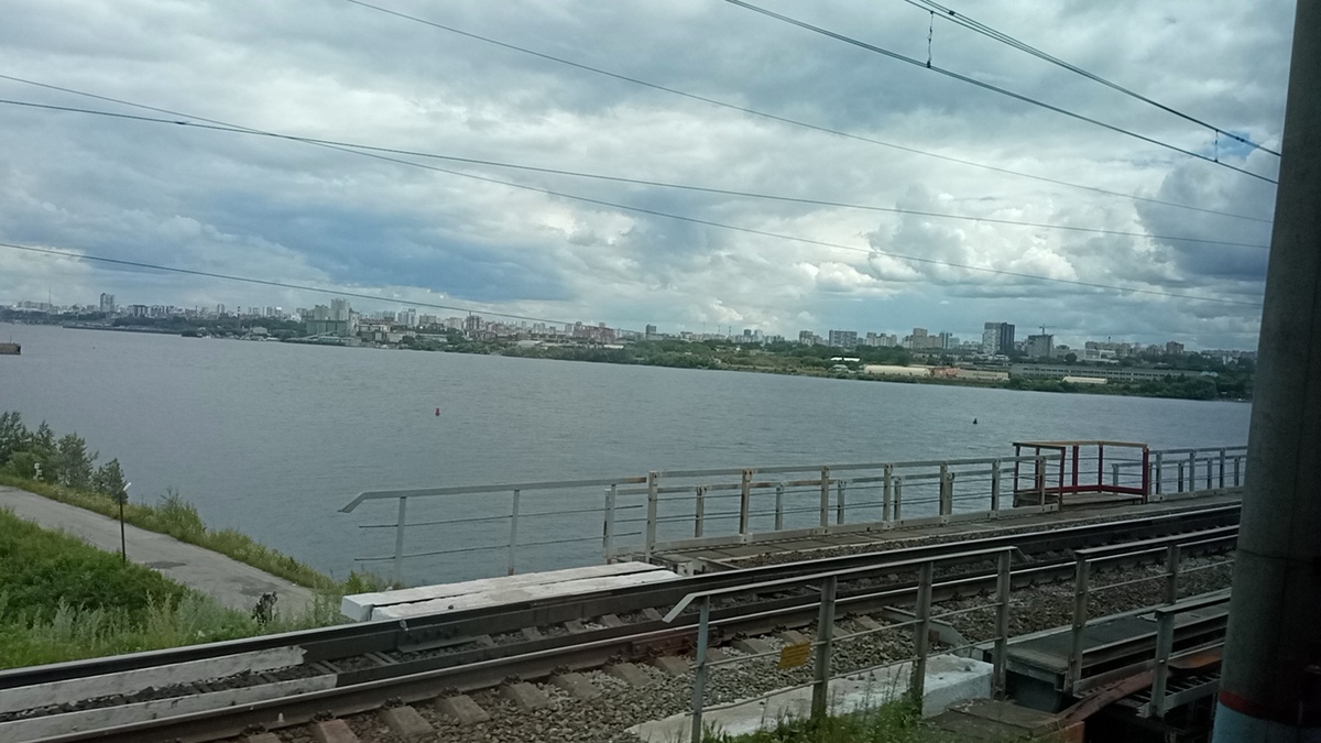 Вид на Пермь и р.Каму из окна поезда. Фото моё.