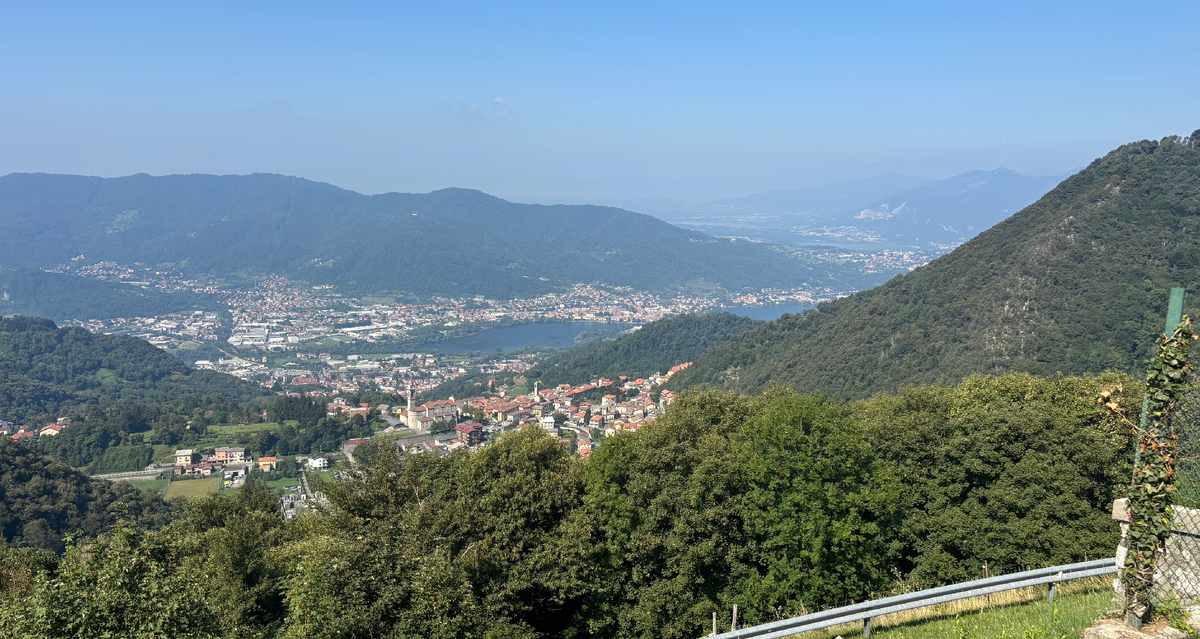 Вид на озеро и город Лекко