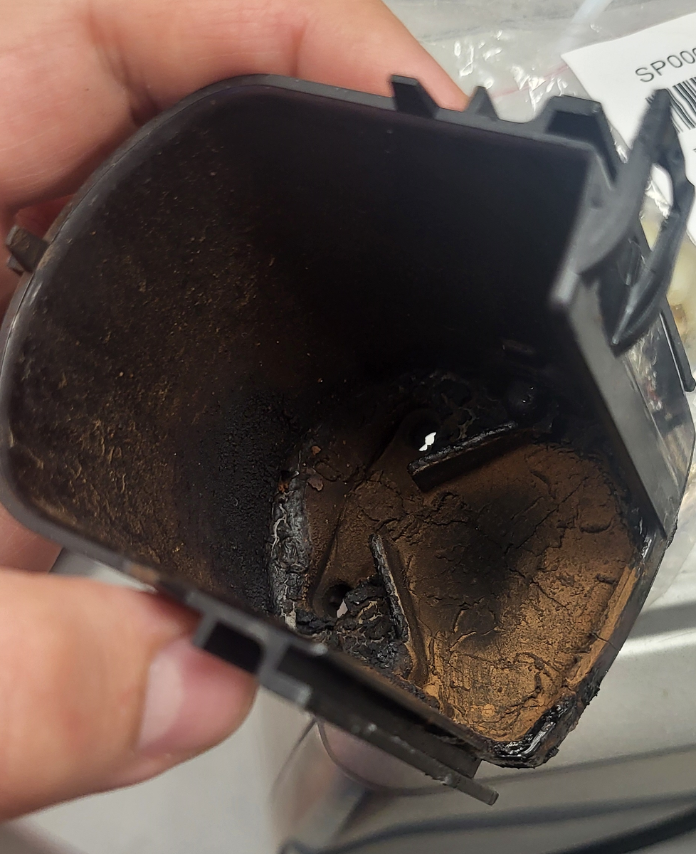 Первый экземпляр. Диспенсер Delonghi ESAM 3000. Тут он прям весь зарос кофейными маслами, трещины просматриваются не очень хорошо.