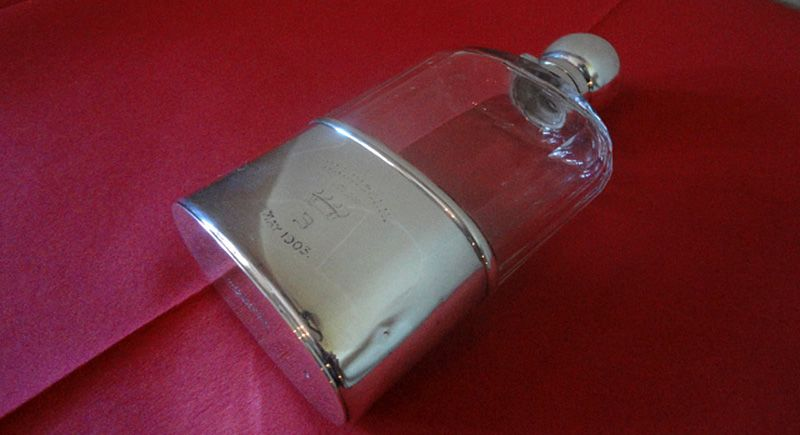 Лорд Брейбрук подарил эту фляжку с фамильным гербом Уильяму Линкольну, когда тот покидал Одли-Энд в 1903 году. (© Mrs Eileen Hills)