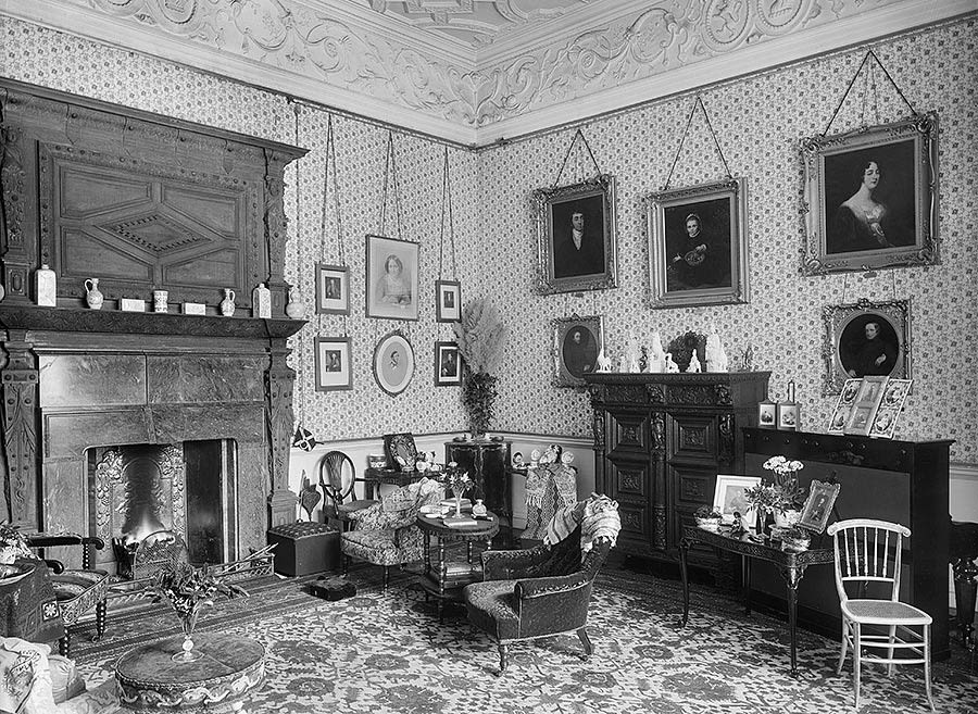 Гостиная леди Брейбрук в Одли-Энде, фотография 1891 года. В эту комнату допускались только старшие слуги. (© Исторический архив Англии)
