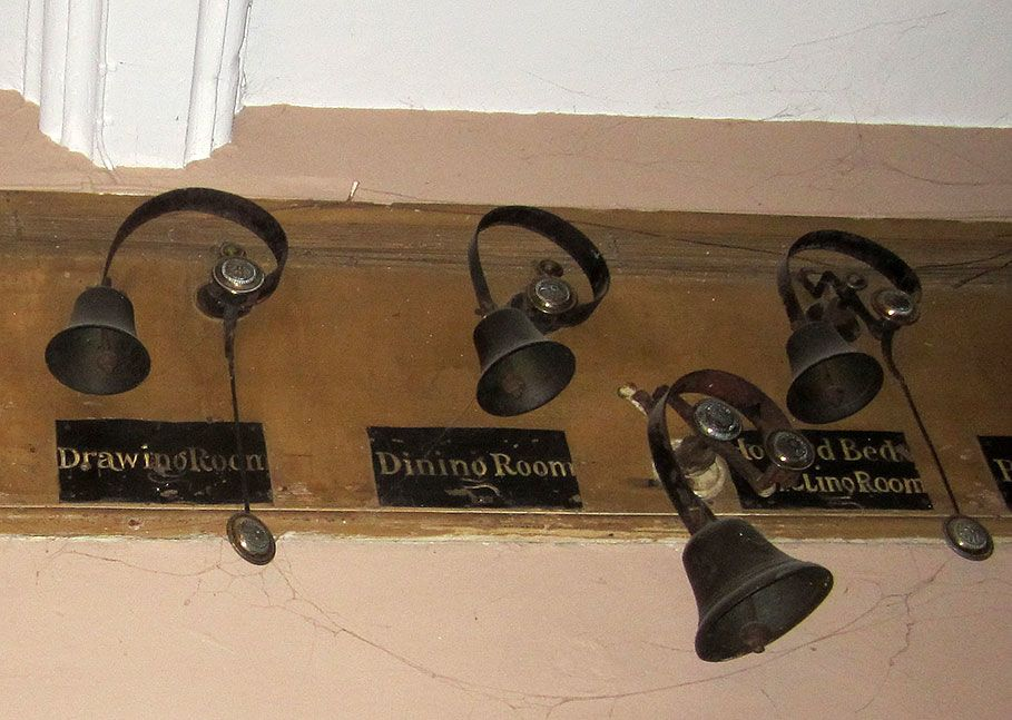 Колокольчики для слуг в вестибюле рядом с комнатой для слуг в Одли-Энде.