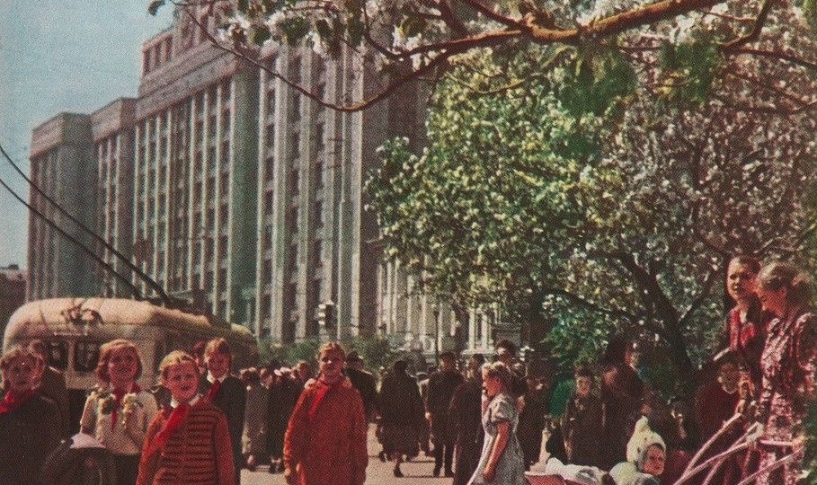 СССР это бесплатные здравоохранение, квартиры, образование, дотации питания и ЖКУ.