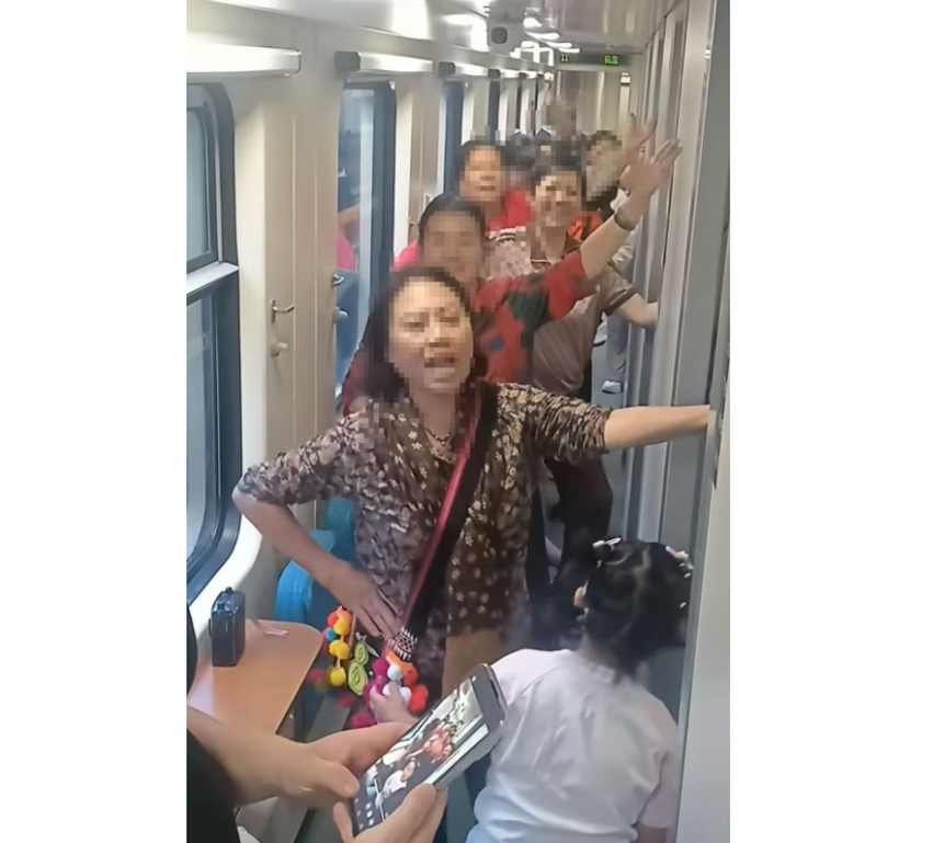 Вот так это выглядит, вас не пропустят, пока не дотанцуют