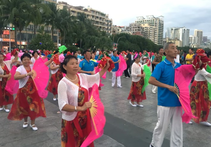 В парках круче, они даже похожие платья покупают для коллективного танца