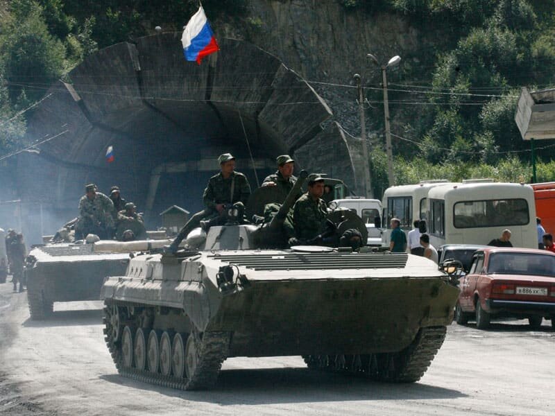 Колонна российских войск при выезде из Рокского тоннеля. Август 2008 года. Изображение из открытых источников.