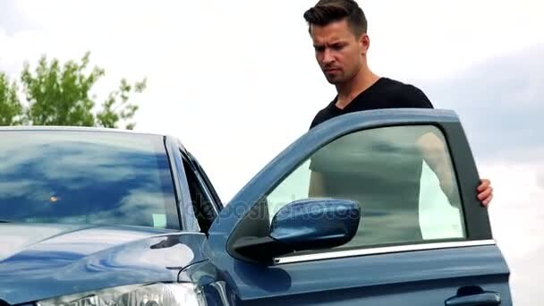 парень садится в машину