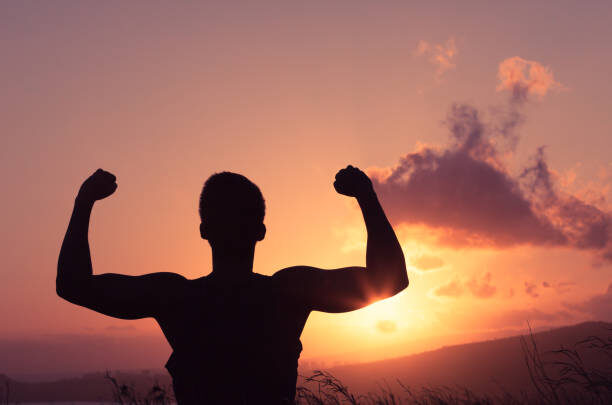 Источник: https://media.istockphoto.com/id/962714168/ru/фото/силуэт-сильного-человека-сгибаемого-на-открытом-воздухе.jpg?s=612x612&w=0&k=20&c=d66rBtqKeySk9sB7TpHsVPabNLv_CDCM1x46hKGAQx8=