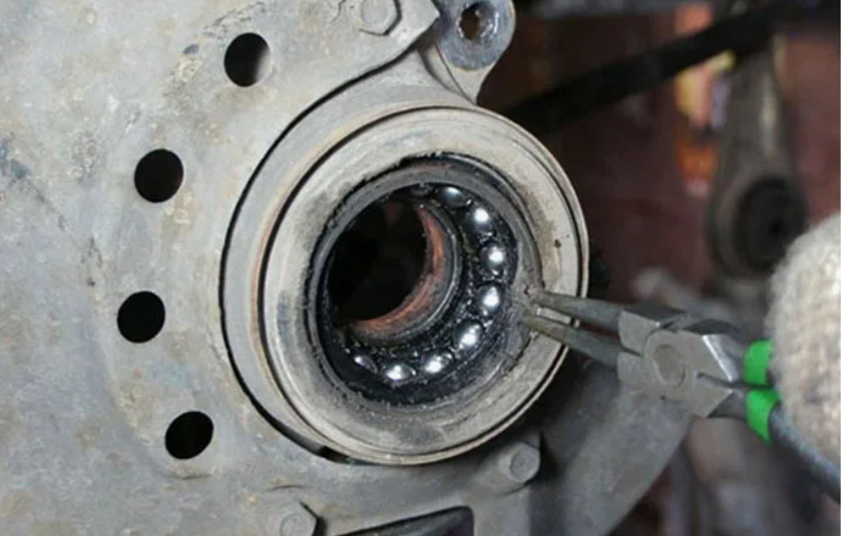 «Неисправный подшипник ступицы». Фото: https://clck.ru/3NaXf8
