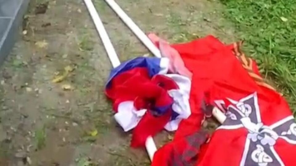   Поврежденные флаги на кладбище в селе Зудилово. Источник: t.me/incident22
