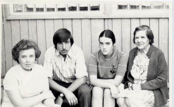 Андрей с тëтей, двоюродной сестрой и бабушкой - Надеждой Николаевной Скаткиной. 