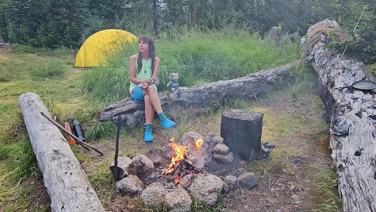 Вечерую у костра.