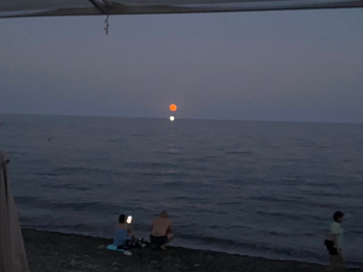 Красная Луна. Алушта