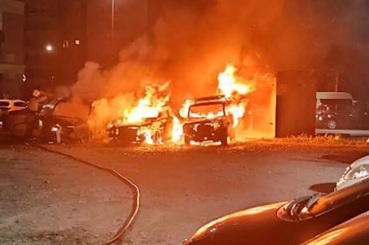   В Хабаровске полиция ищет виновных в поджоге трёх машин на Лермонтова