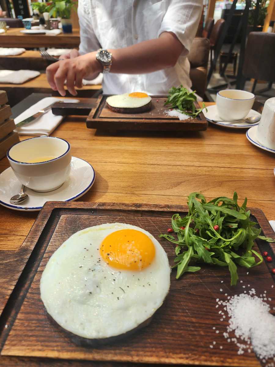 Муж кормит вкусняшками меня заплаканную