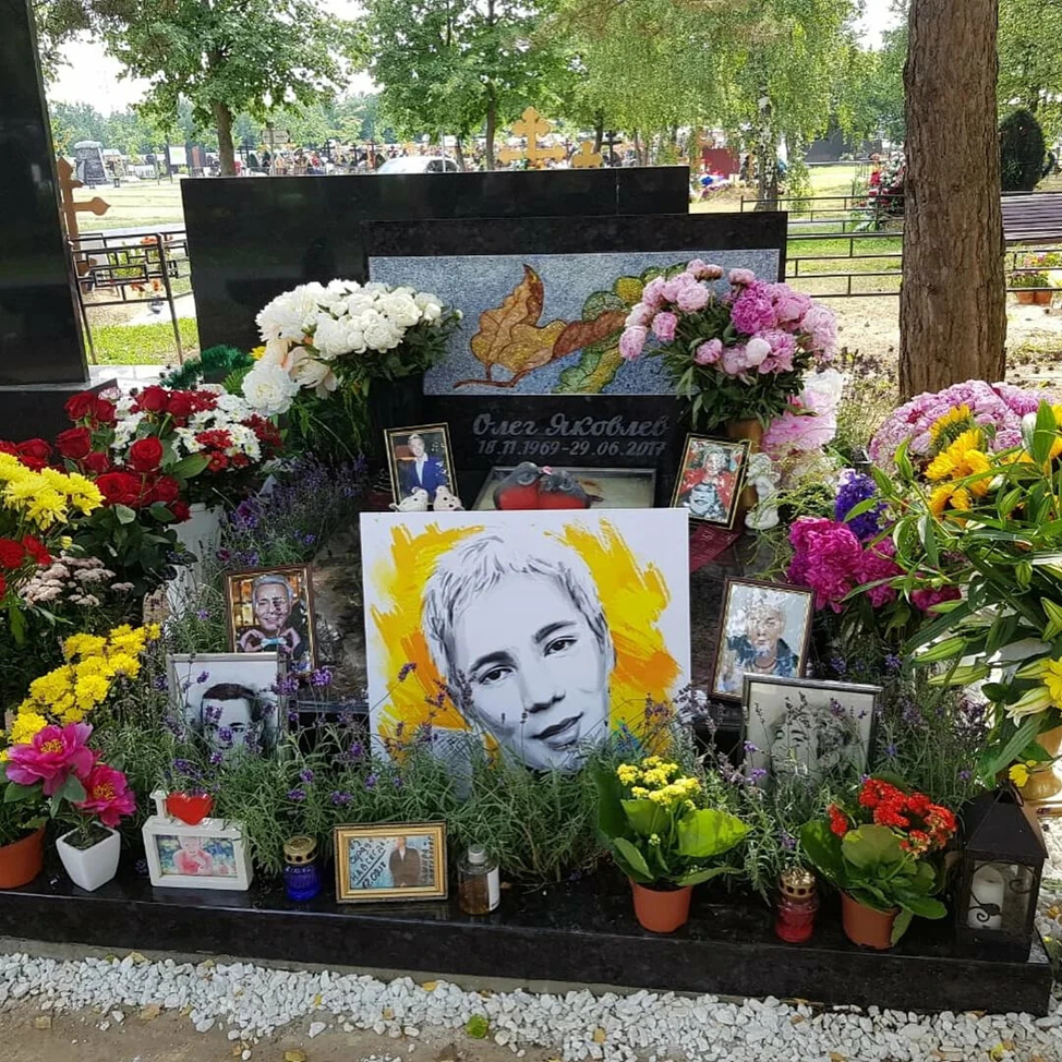 Памятник на могиле Олега Яковлева!
