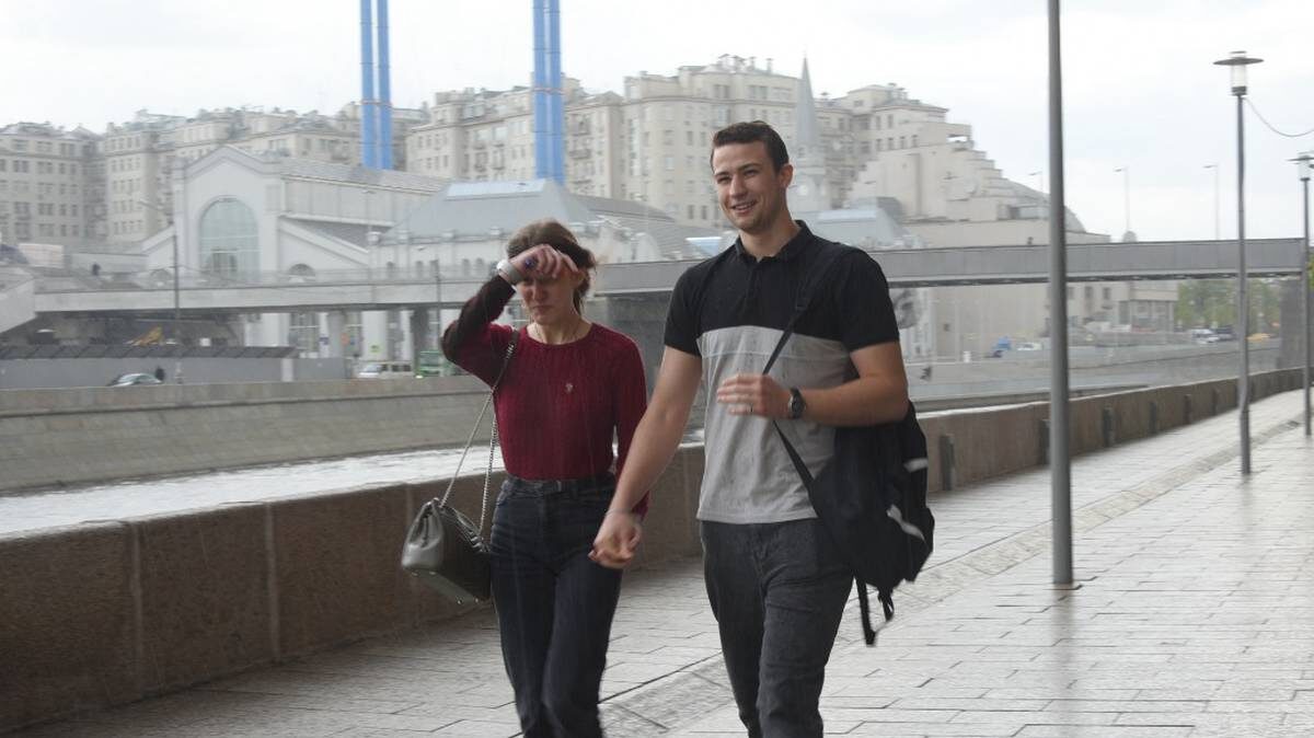    Москвичи Мария Парамонова и Никита Сомов гуляют по Якиманской набережной в пасмурную погоду / Фото: Пелагия Замятина / Вечерняя Москва