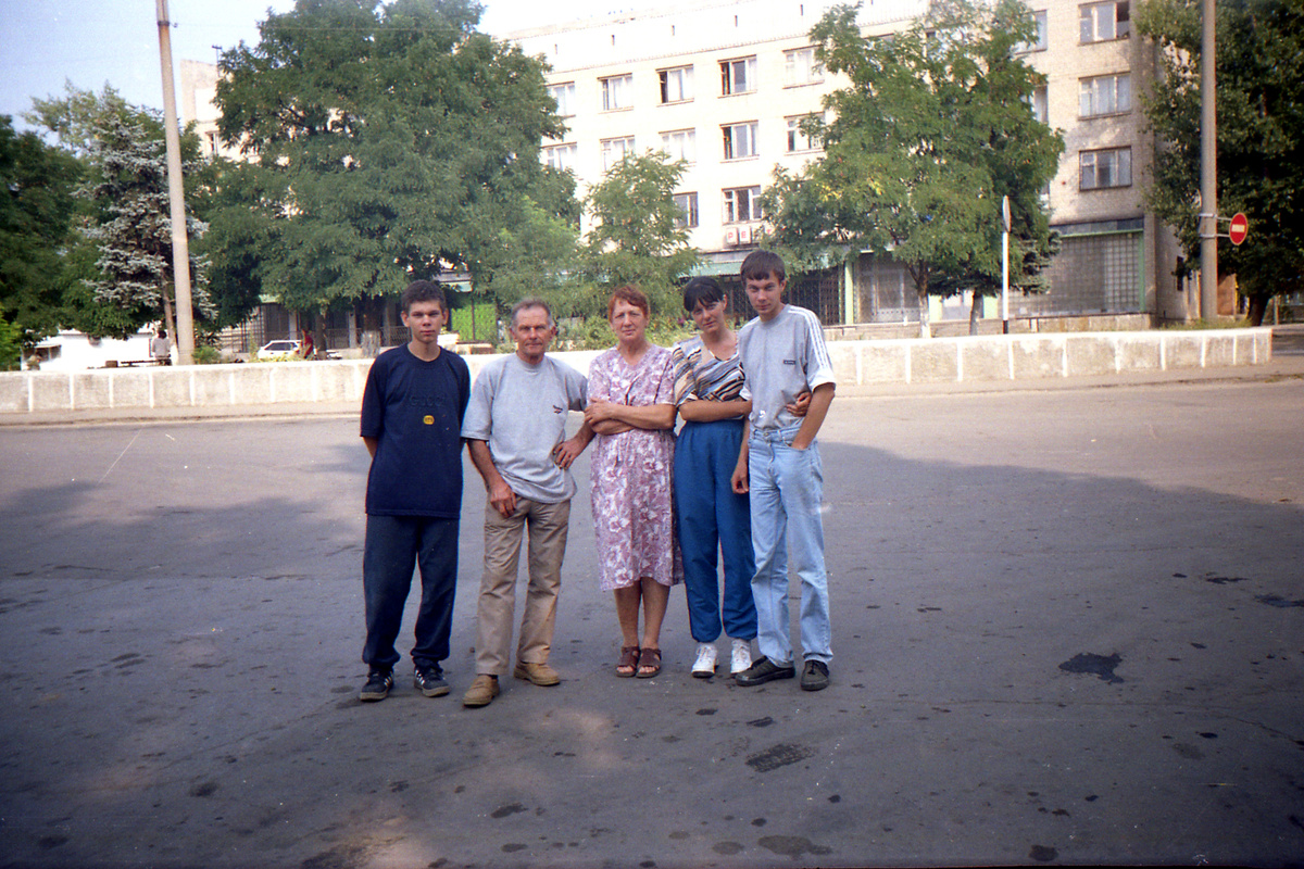 Каменск-Шахтинский, с другой стороны от ж/д вокзала, 2002 год. Семейное фото (немного сплющено). На фото брат (слева), я (справа), мать и бабушка с дедушкой (родители отца), а снимал, видимо, отец.