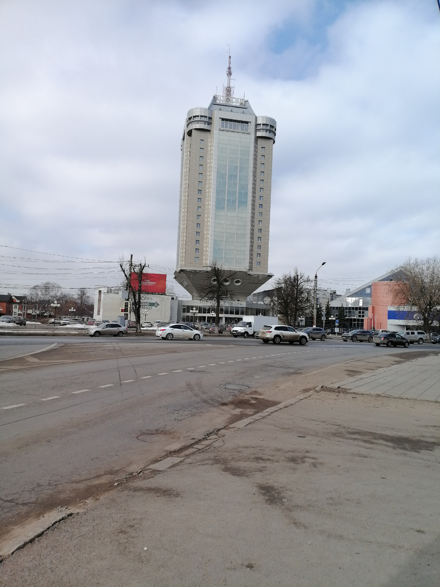 Многие спрашивали: «Почему рюмка?»; «ножка» – технические этажи, над ними «чаша» – 15 гостиничных этажей; сейчас вокруг «ножки» всё застроено и её саму не видно