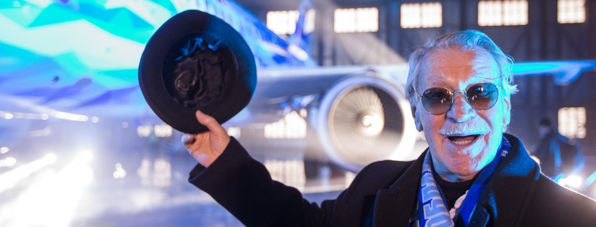    Актёр Иван Краско на презентации самолёта Airbus A-319 авиакомпании "Россия", раскрашенного в цвета ФК "Зенит", в петербургском аэропорту Пулково. Автор фото: Евгений Асмолов / ФК "Зенит" / ТАСС