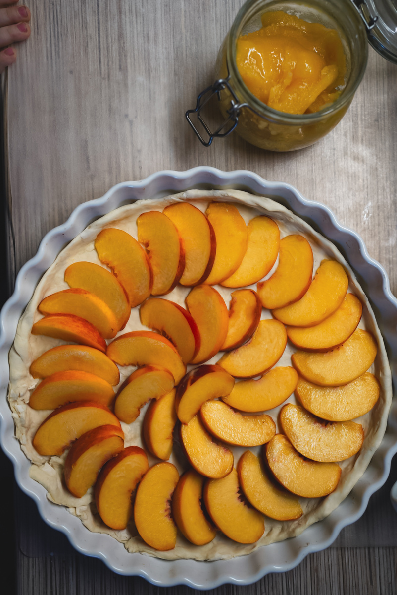 Выложили персики на тесто