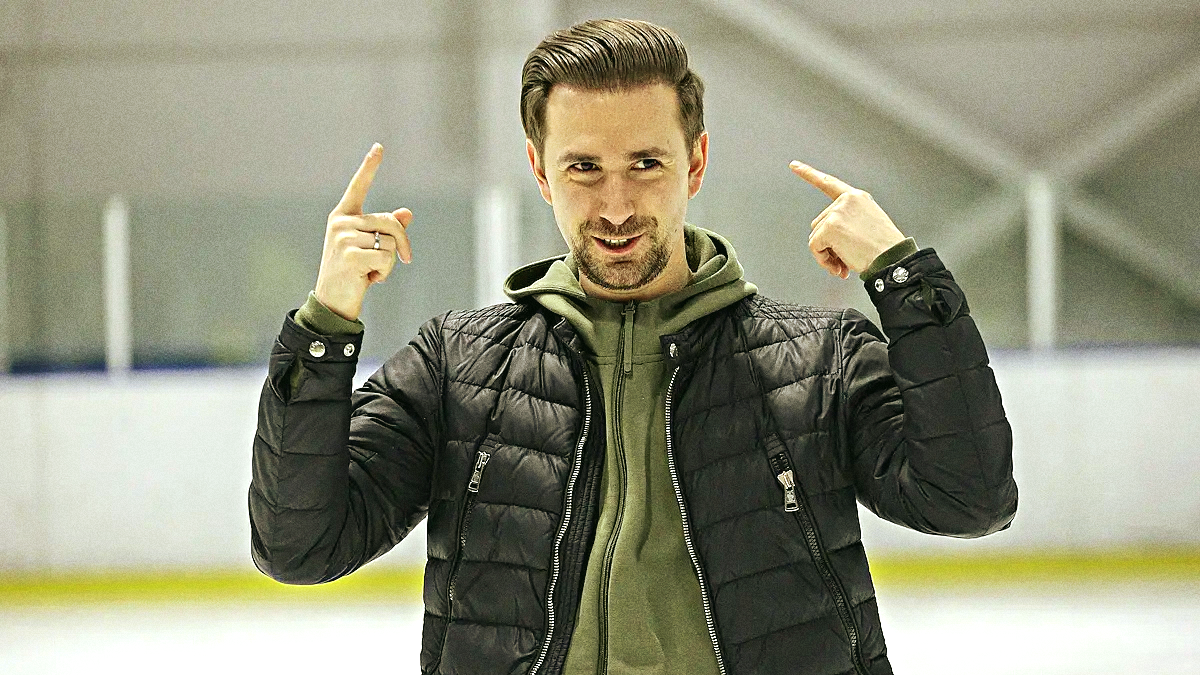 «Когда тебя приглашают как молодого специалиста, сразу большие зарплаты получить не можешь», — признался хореограф