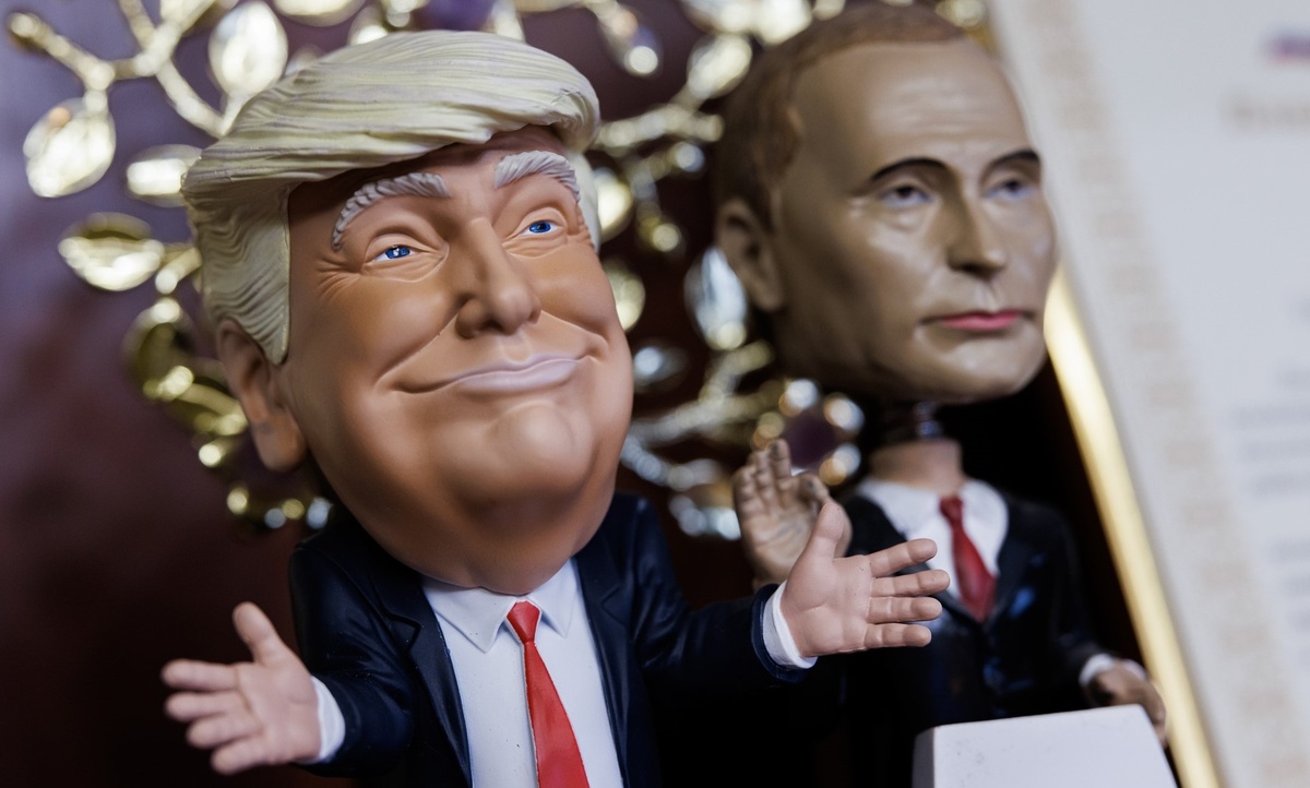   Фигурки президента США Дональда Трампа и президента РФ Владимира Путина (слева направо). Автор фото: Сергей Елагин / Бизнес Online / ТАСС