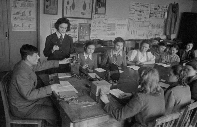 69 лет назад в СССР отменена плата за обучение в старших классах средних школ