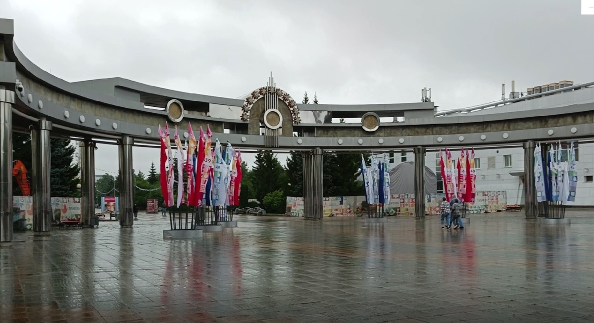 Арка перед входом на цветной бульвар. А перед ней - нулевой километр Тюмени