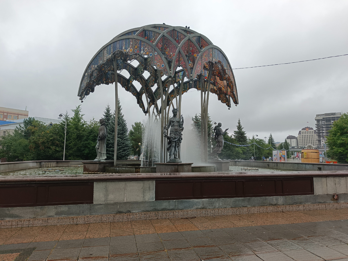Фонтан «Времена года» — отличное место для фотосессий. Но дождь мешает сегодня
