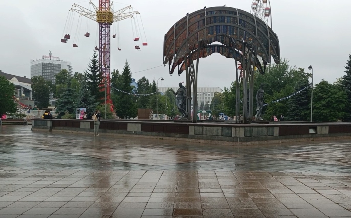 За фонтаном  -аттракционы. 