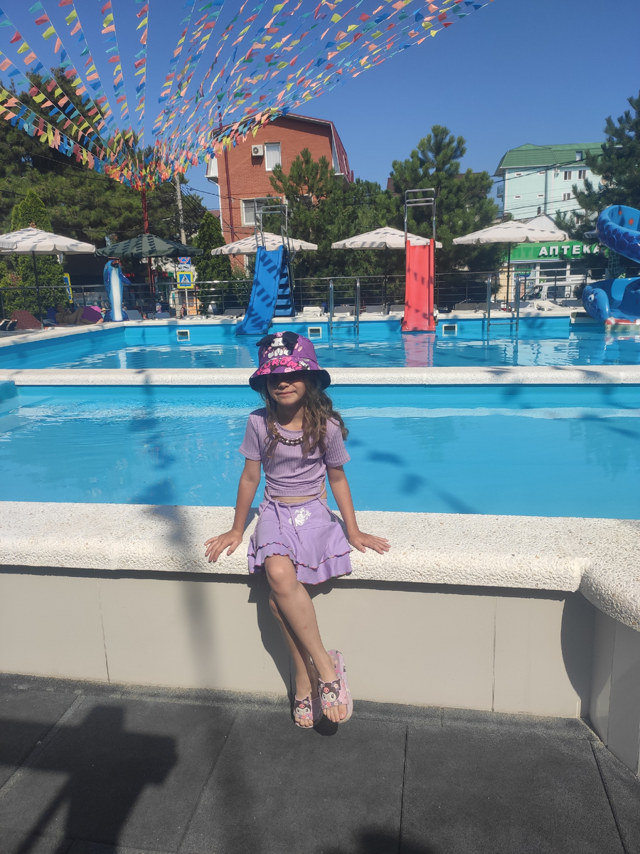 Анюта у бассейнов нашего гостевого дома 