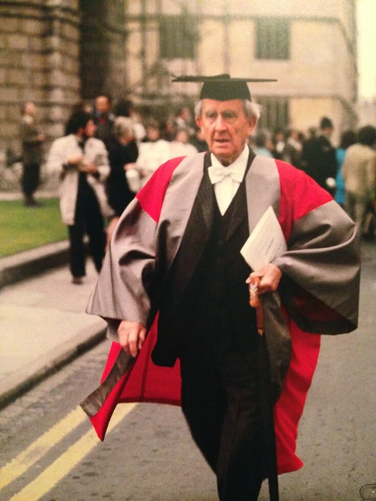 Фото Толкиена в профессорской мантии и шапке.