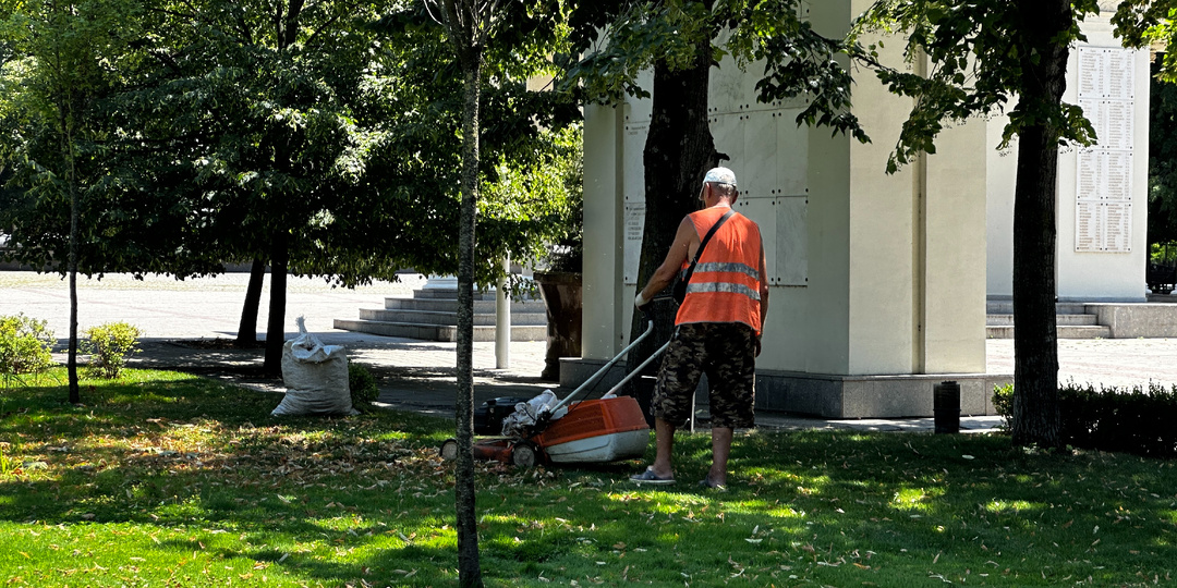 В Краснодаре ищут дворника и уборщицу на 85 000 рублей)