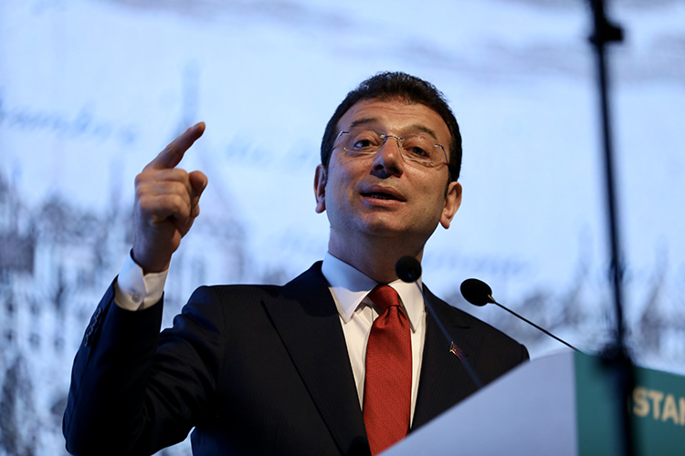    «По версии следствия, диплом Имамоглу оказался под сомнением из‑за его перевода в 1990 году из университета, расположенного на Северном Кипре, в Стамбульский университет».   
Фото: © Xu Suhui / Xinhua / www.globallookpress.com