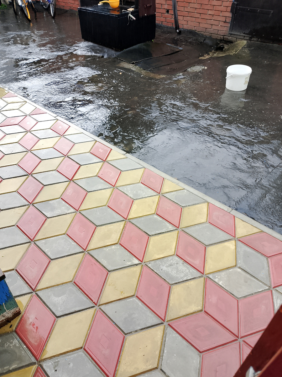 Дождь идёт.