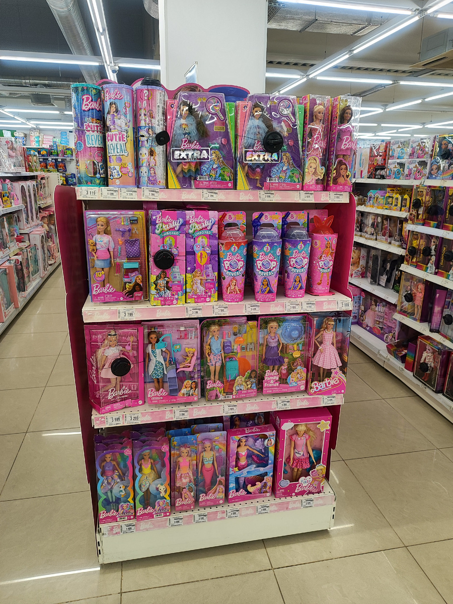 Ассортимент кукол в магазине "Детский мир". Фото автора.
