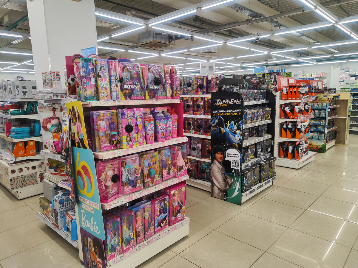 Ассортимент кукол в магазине "Детский мир". Фото автора.