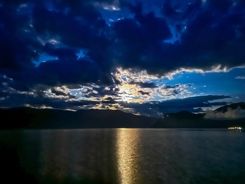   Ночь на Телецком озере. Источник: t.me/altzap