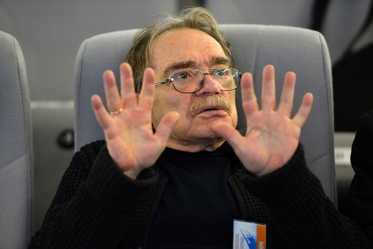    В 1962 году Александр Адабашьян стал студентом факультета художественной обработки металлов Московского высшего художественно-промышленного училища (ныне РГХПУ им. Строганова). Ему пришлось прервать обучение, чтобы пройти срочную службу в ракетных войсках / Legion-Media