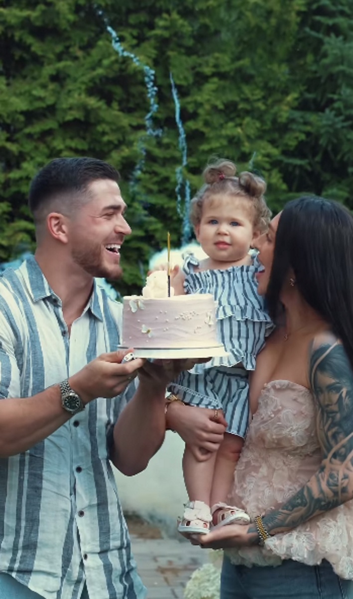 Роман Капаклы с Татьяной Мусульбес и дочкой Мией. Фото: соцсети