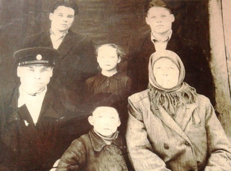 Фото из архива автора. Алексей Иванович со своей семьёй. Послевоенное фото
